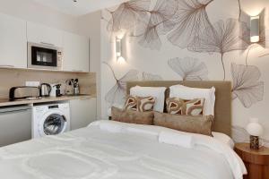 Bright and cozy air-conditioned studio