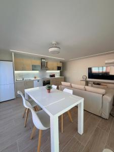 Apartamento con terraza y parking en primera línea