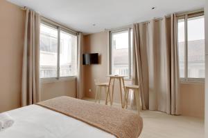 Modern Studio with Cozy Atmosphere in Neuilly