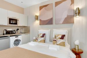 Modern Studio with Cozy Atmosphere in Neuilly