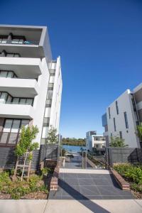Two-bedroom apartment with lake view on Mortlake River Beautiful view Close to Burwood Rodes Olympic
