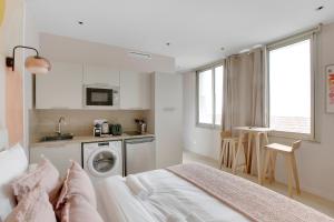 Modern air-conditioned studio in Neuilly