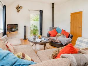 4 Bed in Cwmhiraeth 93546