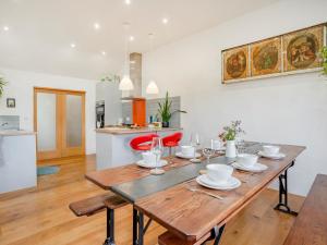 4 Bed in Cwmhiraeth 93546