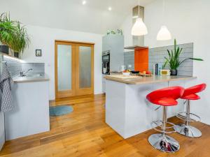 4 Bed in Cwmhiraeth 93546