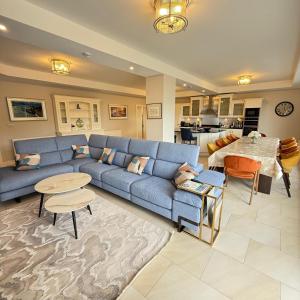 Luxury Vacation Home on the Ring of Kerry-Wild Atlantic Way with Mountain & Sea Views - 5 min walk to Glenbeigh Village - 10 min drive to Rossbeigh Beach & Dooks Golf Course -30 minute drive from Muckross House and National Park -3 night min stay