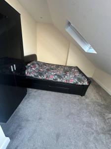 London ,Budget Double room -Quite and Close to amnesties-walking distance to Elizabeth line