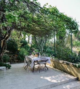 Mas provençal de 5 chambres dans un vignoble bio