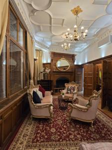 Traditional Victorian West End Apartment