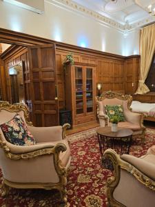 Traditional Victorian West End Apartment