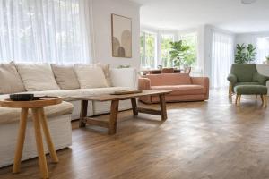 Peaceful Byron House, Walk to Beach, Starlink, Flexible Sleeping Arrangements