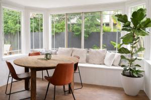 Peaceful Byron House, Walk to Beach, Starlink, Flexible Sleeping Arrangements