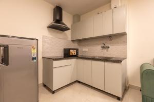 LR Suites Near Huda City Centre