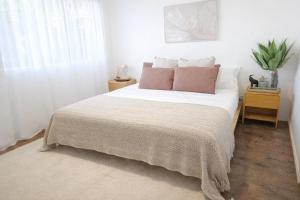 Peaceful Byron House, Walk to Beach, Starlink, Flexible Sleeping Arrangements