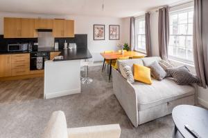 Harbour-Side 1 Bed Apartment with Sea Views