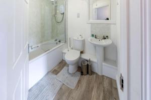 Harbour-Side 1 Bed Apartment with Sea Views