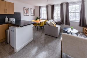 Harbour-Side 1 Bed Apartment with Sea Views