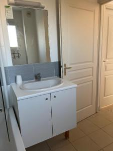 Appartement T3 avec piscine et accès direct à la plage