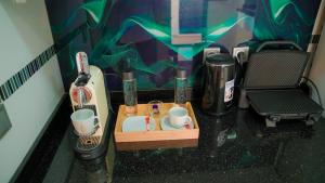 chic 2br pool access, free parking and near tgv