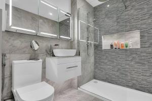 Stylish 4 Bedroom House with Canal Views - E14