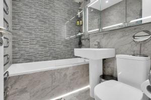 Stylish 4 Bedroom House with Canal Views - E14