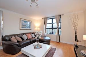 Executive 2-Bed Great River View Apartment in Aberdeen-Free Parking-FastWiFi
