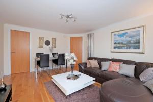 Executive 2-Bed Great River View Apartment in Aberdeen-Free Parking-FastWiFi