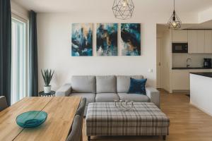 Modern, bright 2 bedroom apartment with great views