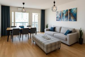 Modern, bright 2 bedroom apartment with great views