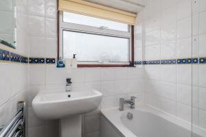 10 minutes to station, sleeps 5, free parking