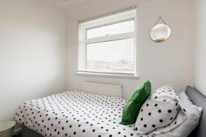 10 minutes to station, sleeps 5, free parking