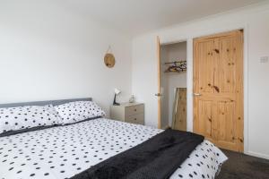 10 minutes to station, sleeps 5, free parking