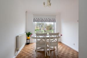 10 minutes to station, sleeps 5, free parking