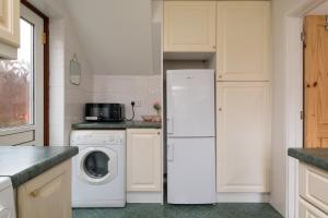 10 minutes to station, sleeps 5, free parking