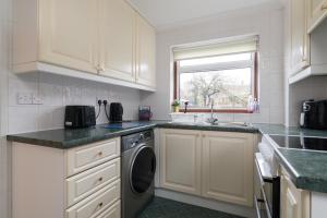 10 minutes to station, sleeps 5, free parking