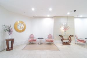 Prime CBD location- Minutes from Darling Harbour & Chinatown with Pool & Gym