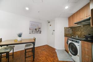 Prime CBD location- Minutes from Darling Harbour & Chinatown with Pool & Gym