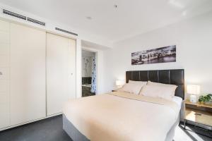 Prime CBD location- Minutes from Darling Harbour & Chinatown with Pool & Gym