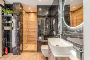 Modern Spacious 8th-Floor Apartment with Large Balcony 1 min to Metro