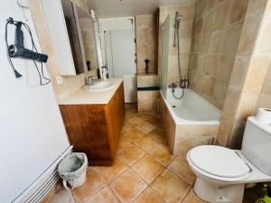 Cozy Room in Le Marais