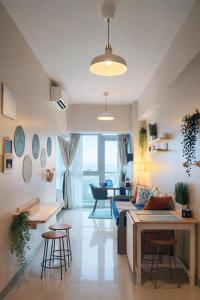 20F Modern Cozy BGC Suite across 2 Major Malls with Washer FREE Parking