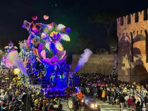 Casa Pincio - Appartamento in centro con parcheggio privato - AFFACCIATO DIRETTAMENTE SUL CARNEVALE