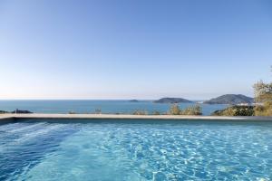 "Ulivi House" inside a Private Park, shared Pool, Tennis, 2 AC BDR, 2BTH, parking next home and private garage in Lerici!