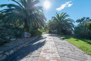 "Ulivi House" inside a Private Park, shared Pool, Tennis, 2 AC BDR, 2BTH, parking next home and private garage in Lerici!