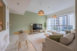 Vacationer Holiday Homes I Vibrant 1 Bed in Marina I Free Parking, Wi-Fi l Swimming Pool Access