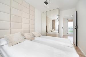 Luxury Sky Jagodno Apartment with Jacuzzi Parking & Terrace by Renters Prestige