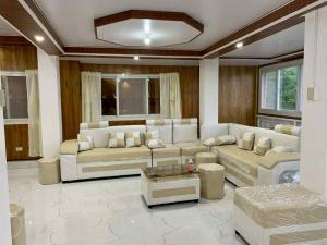 Malahiking Transient