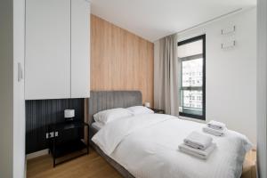 Grzybowska 12th Floor Comfort Apartment by BookingHost