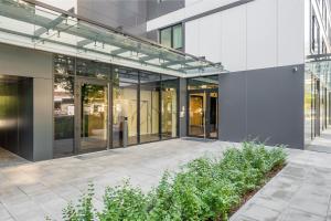 Grzybowska 12th Floor Comfort Apartment by BookingHost