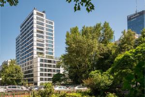 Grzybowska 12th Floor Comfort Apartment by BookingHost